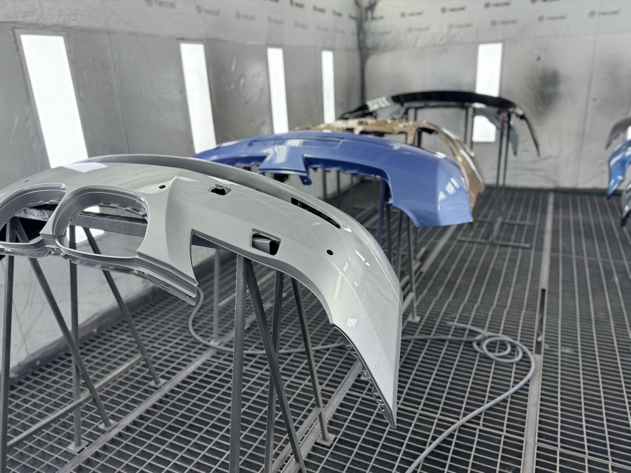 Kleine krasjes verwijderen uit gelakte auto-onderdelen